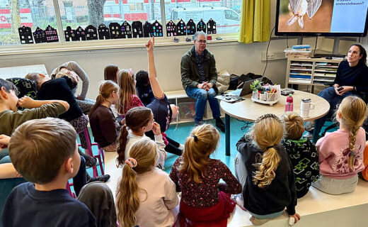 Ecoloog Huub vertelt leerlingen van de Pater Jan Smitschool alles over de vleermuis.